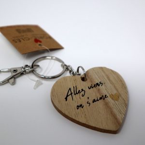 porte-clés en bois couleur bois, à message – allez viens on s’aime