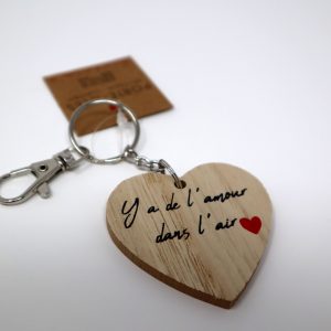 porte-clés en bois couleur bois, à message – Y’a de l’amour dans l’air