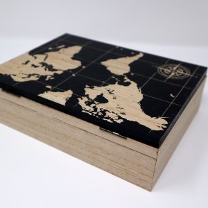 Boite de rangement en bois – motif sur le couvercle map monde et rose des vents