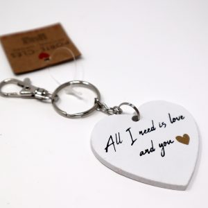 porte-clés en bois couleur blanc à message – All i need is love and you